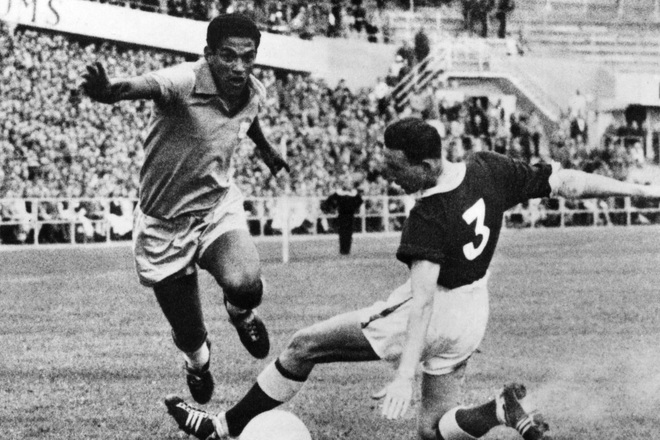 Garrincha: Làm thế nào mà “thiên tài chân cong”, được tôn kính hơn vua bóng đá Pelé, lại tự sát bằng rượu?