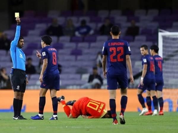 Xóa thẻ là gì? Quy định về rút thẻ trong bóng đá